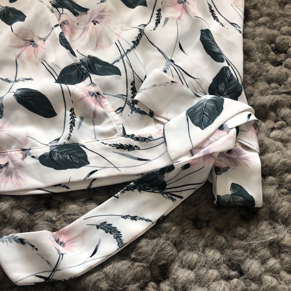 Beautiful floral top from Dynamite - Picture 3 of 8